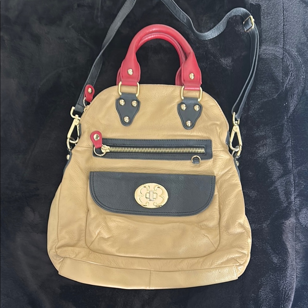 Emma Fox Chic Tan and Red Handbag comes with a crossbody strap.